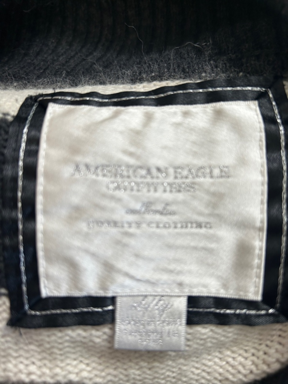 American Eagle Striped V-Neck Sweater in Gray & Cream-size Large - Picture 11 of 11